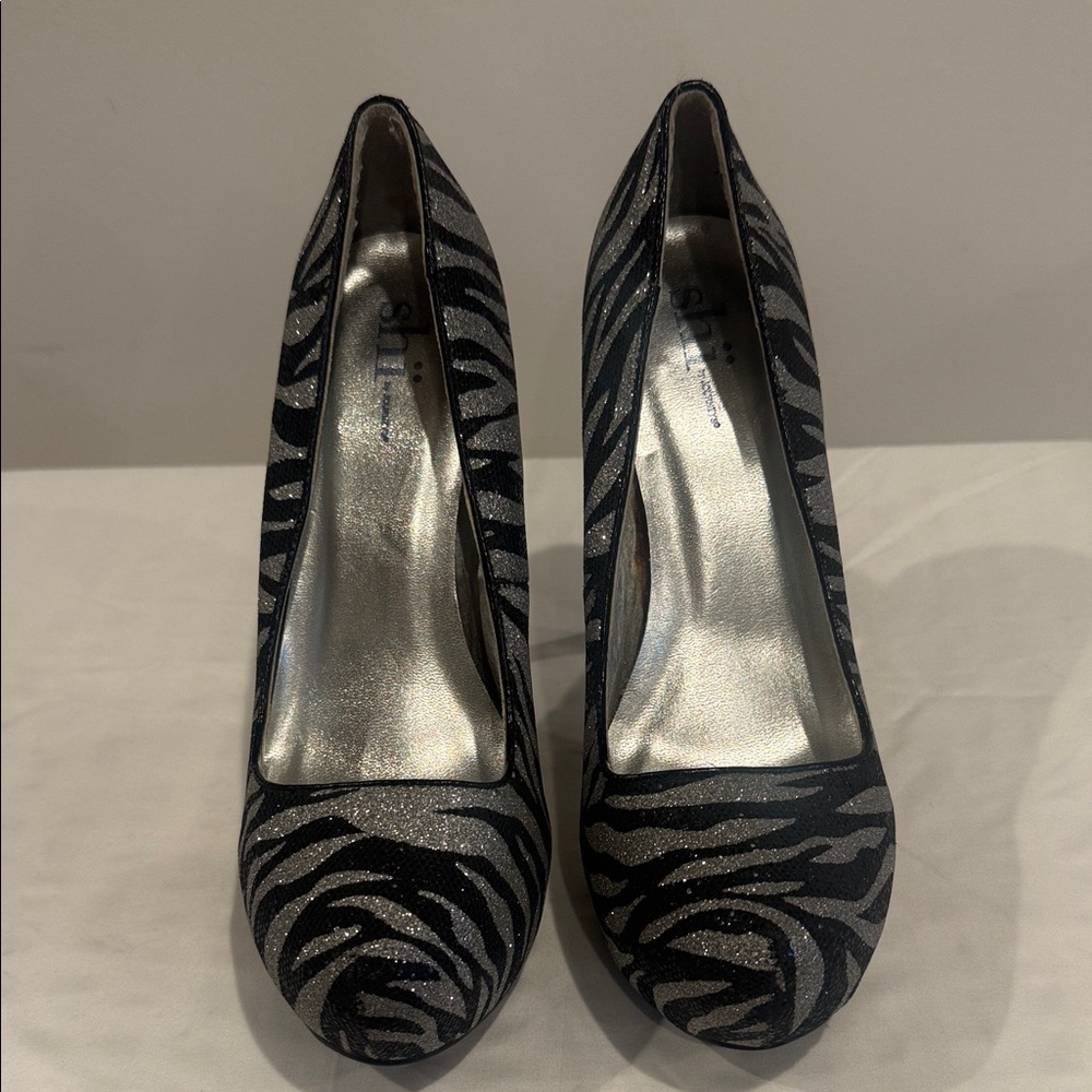Shi by JOURNEYS Black and Silver Patterned Heels